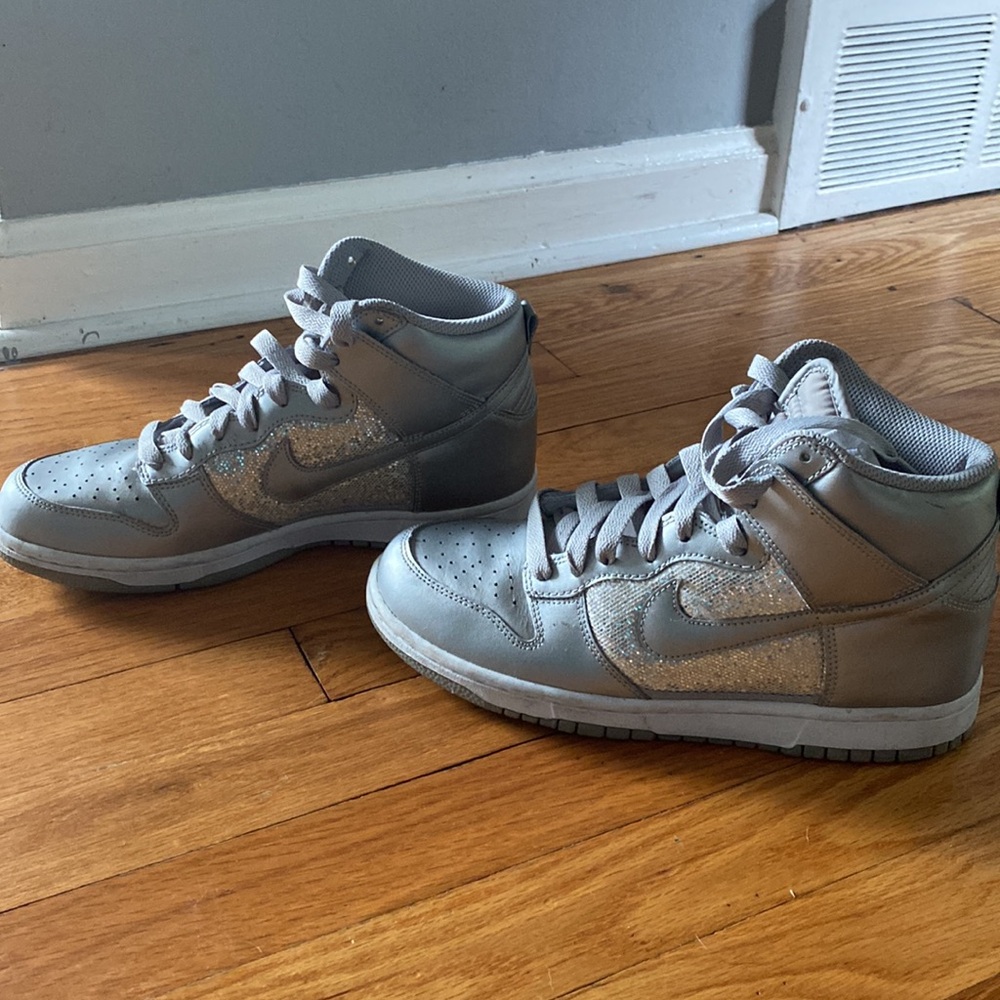 Nike Women's Sneakers in Gray with Silver Accents - Picture 3 of 4